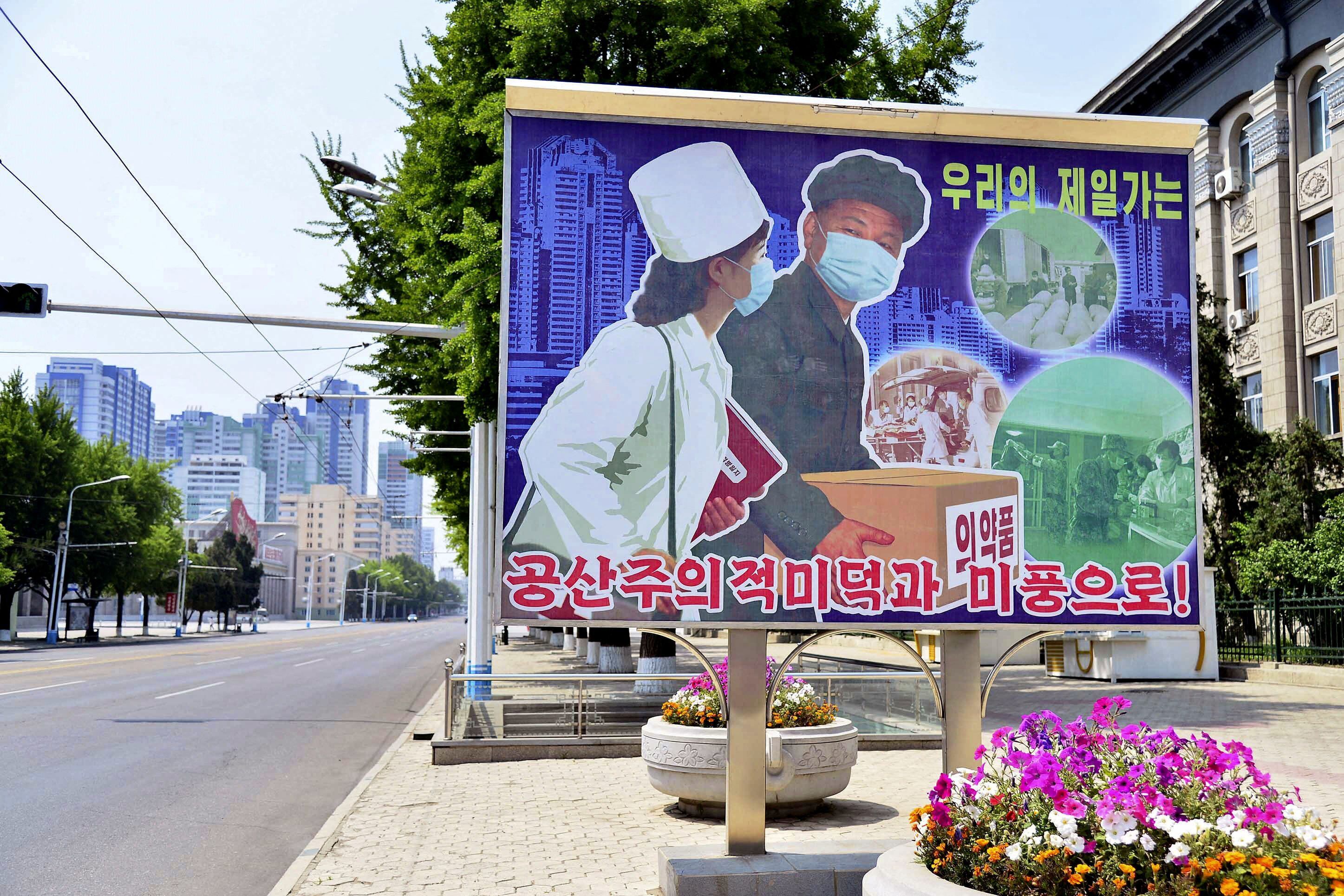 Un cartel que representa una escena de transporte de productos médicos se muestra en la calle vacía, en medio de crecientes temores sobre la propagación de la enfermedad por coronavirus (COVID-19), en Pyongyang (Reuters)