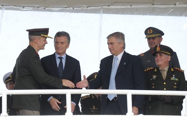 Mauricio Macri y el ministro de Defensa, Oscar Aguad (Maximiliano Luna)