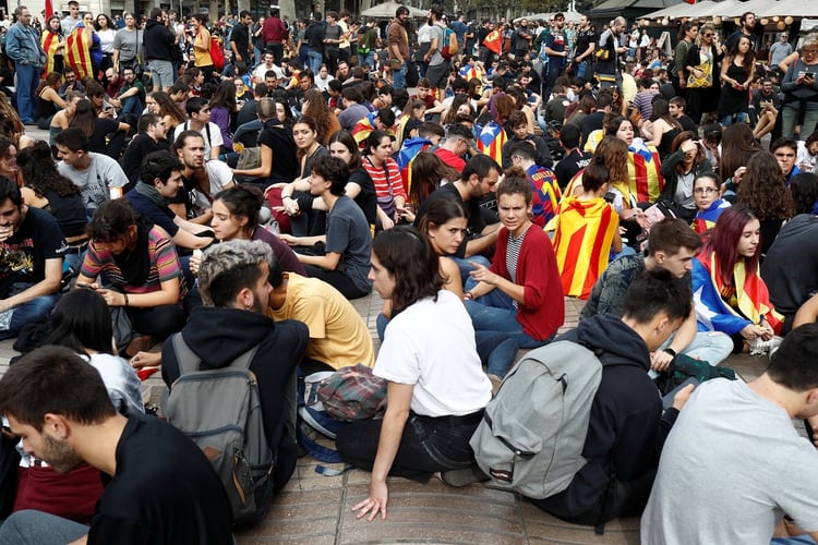 Miles de personas protestan desde temprano (REUTERS/Jon Nazca)