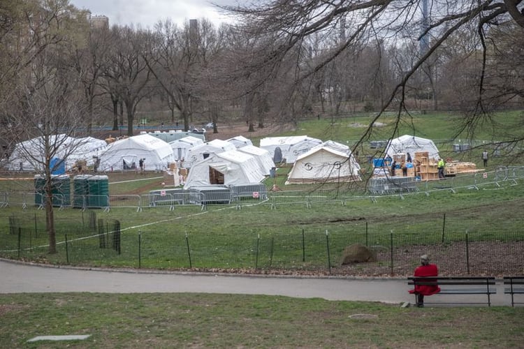 Un hospital de campaña montado en el Central Park, Nueva York, para hacer frente a la pandemia (REUTERS/Jeenah Moon)