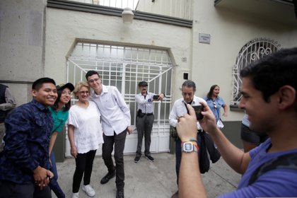 Personas posan para una foto en la fachada donde se rodó la película (Foto: Reuters)