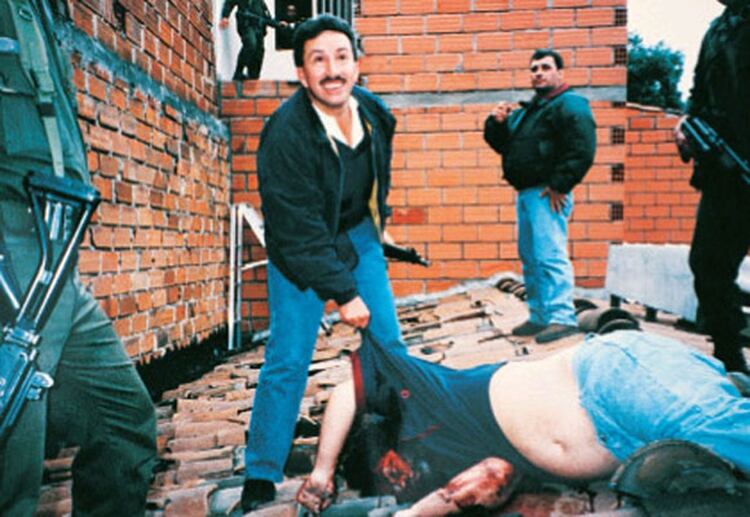 Hugo Aguilar junto al cuerpo de Pablo Escobar