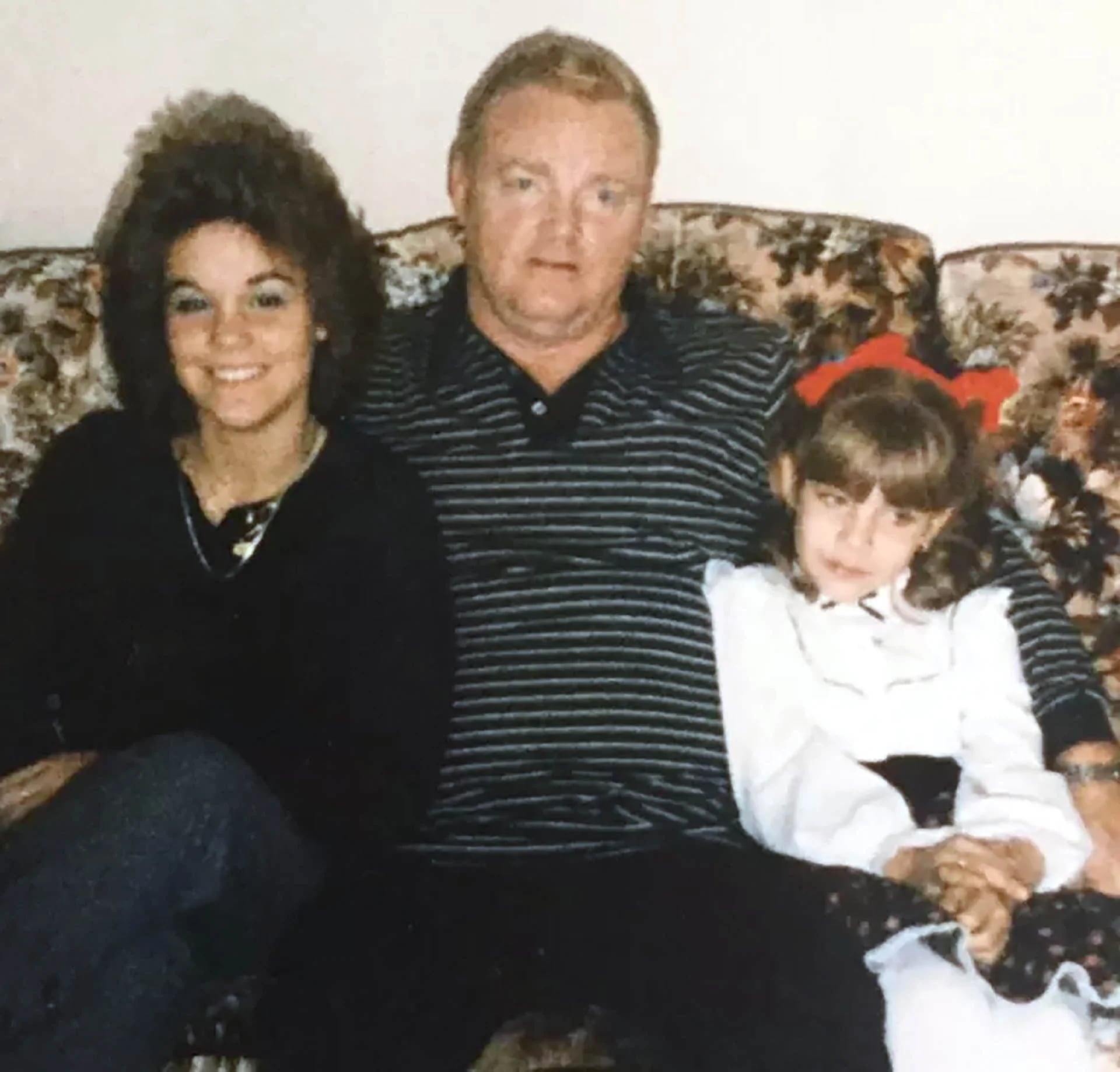 Cheryl, su papá violador y su pequeña hermana a la que salvó de las garras del monstruo