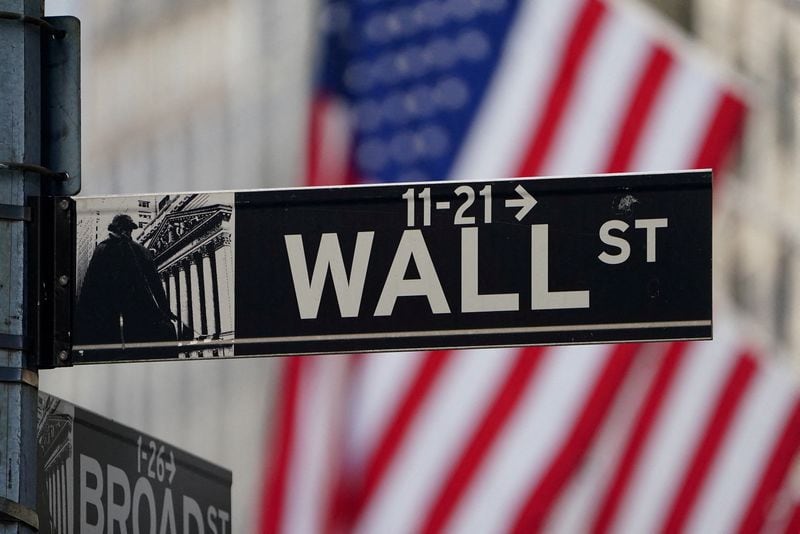 FOTO DE ARCHIVO: Un cartel de la calle Wall Street junto a la Bolsa de Nueva York (NYSE) en el barrio de Manhattan de la ciudad de Nueva York, Nueva York, Estados Unidos. 9 de marzo, 2020. REUTERS/Carlo Allegri/Archivo
