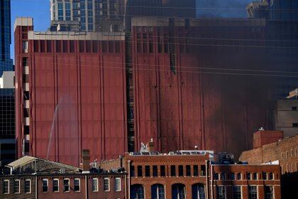El humo emana del lugar de la explosión en el área Second y Commerce de Nashville (Andrew Nelles/Tennessean.com/USA TODAY NETWORK via REUTERS)