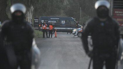 El cuerpo estaba envuelto en mantas y fue encontrado en la calle Maipú al 2300 por el personal de la Policía Científica y de la Unidad Fiscal de Homicidios (Gentileza diario Los Andes)