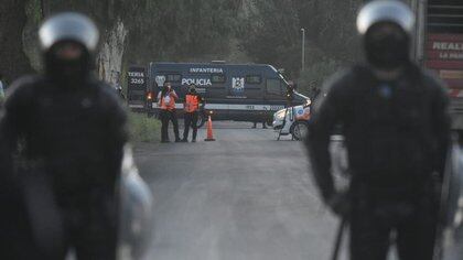 El cuerpo estaba envuelto en mantas y fue encontrado  en la calle Maipú al 2300 por el personal de la Policía Científica y de la Unidad Fiscal de Homicidios (Gentileza diario Los Andes)