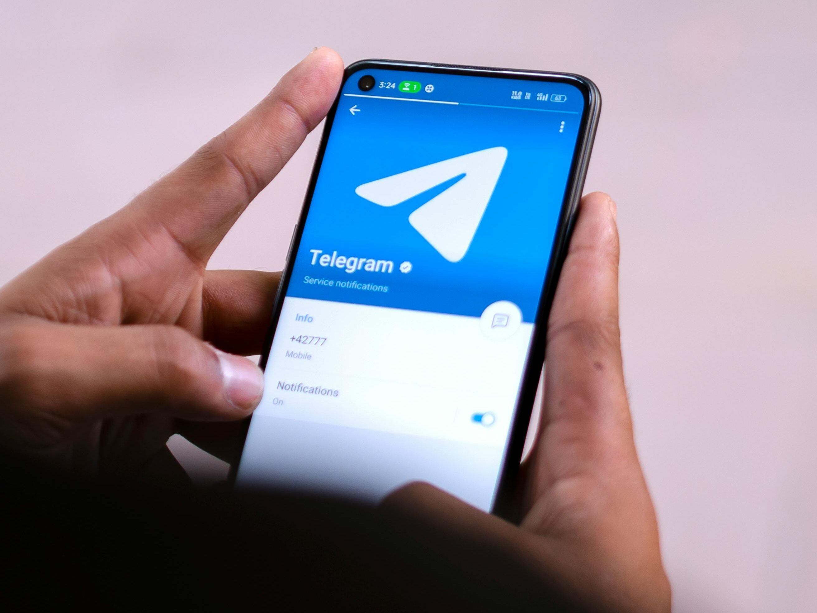 Una persona utiliza la aplicación de Telegram (Pexels)