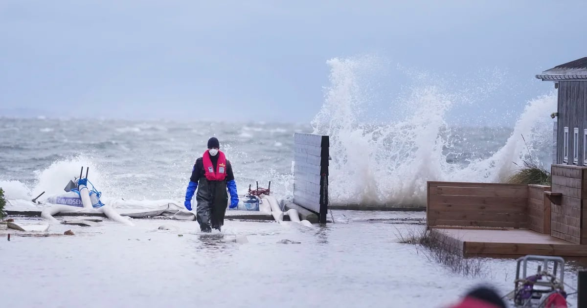 Hurricane winds and flooding in northern Europe: At least 3 dead in Britain due to Storm Babbitt
