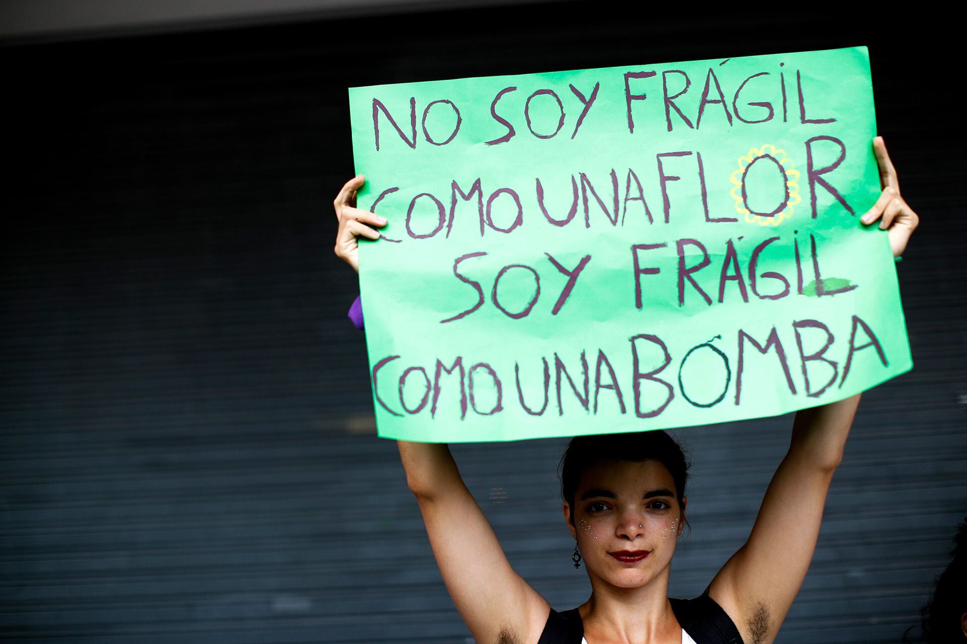 "Frágil como una flor, frágil como una bomba" (AP Photo/Natacha Pisarenko)