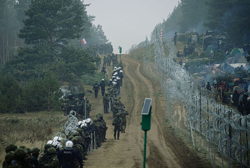 Soldados y policías polacos permanecen de guardia en la frontera entre Polonia y Bielorrusia, cerca de Kuznica, Polonia, en esta fotografía difundida por las Fuerzas de Defensa Territorial (Irek Dorozanski/DWOT/Handout via REUTERS/Archivo)