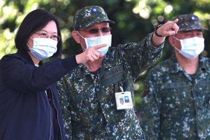 La presidenta Tsai Ing-wen supervisa un simulacro militar de emergencia en Tainan, Taiwán, el 15 de enero de 2021 (REUTERS/Ann Wang)