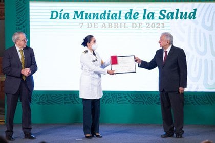 Cor. C.D. Ma. Dolores Domínguez Rocha recibe el premio “Doctora Margarita Chorné y Salazar” de Estomatología (Foto: Presidencia de México)