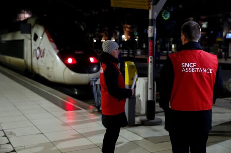 Trabajadores ferroviarios franceses de la SNCF se paran en una plataforma para prestar asistencia a los pasajeros del ferrocarril de Lille durante una jornada de huelga nacional y protestas contra los planes de reforma de las pensiones del gobierno francés, en Lille, Francia, el 5 de diciembre de 2019. REUTERS/Pascal Rossignol