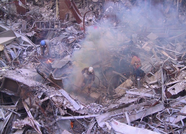 Los rescatistas encontraron entre los escombros más de 800 cuerpos, y 19.500 partes de cadáveres (Foto: Emyl Chynn)