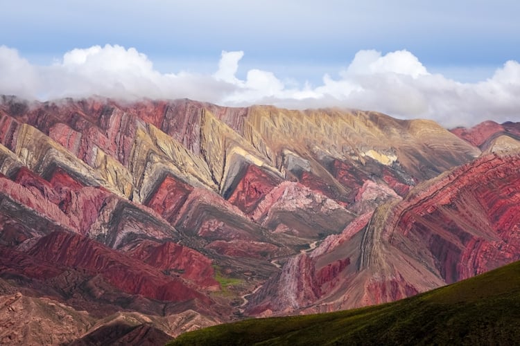 La visita completa al mirador puede llevar hasta medio día pero la vista puede regalar hasta 33 tonos diferentes sobre las sierras (Shutterstock)