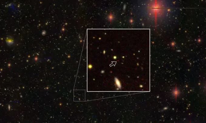 Un ejemplo de la fotografía del cielo nocturno tomada con el Telescopio Subaru. El pequeño punto rojo en el centro de la imagen ampliada representa la luz de un cuásar distante, que existía cuando el universo tenía 800 millones de años (a 13 mil millones de años luz de distancia) (Observatorio Astronómico Nacional de Japón)