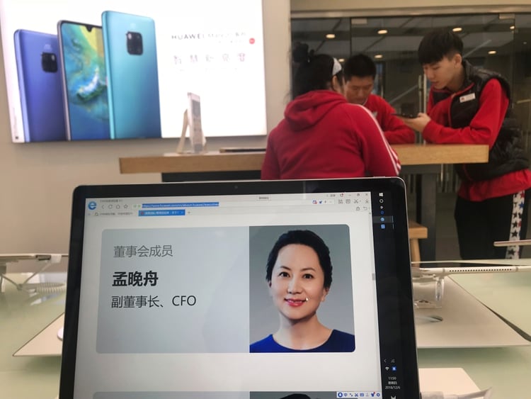 Imagen del perfil de la directora financiera de Huawei, Meng Wanzhou, visto en una computadora de la marca en una de sus tiendas en Beijing (AP Foto/Ng Han Guan)