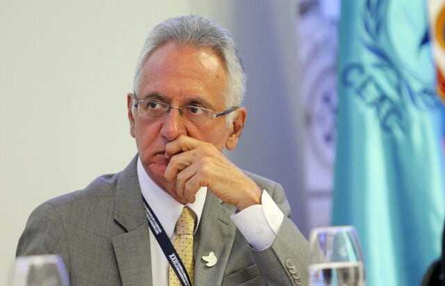 Guillermo Alfonso Jaramillo, ministro de Salud, denunció a exministro Ruíz por anomalías en la compra de vacunas - crédito Colprensa