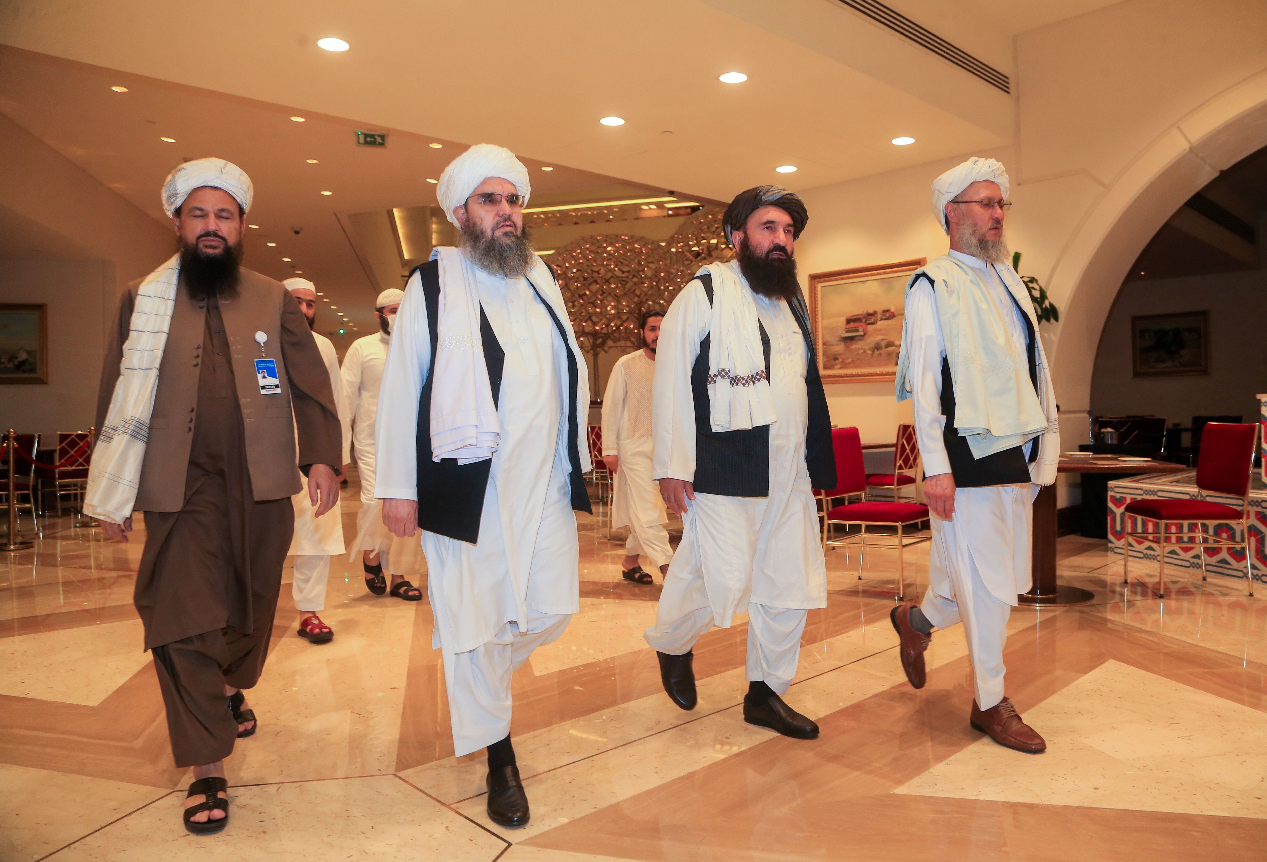El equipo negociador talibán llega a las conversaciones de paz afganas en Doha, Qatar, con Abdul Salam Hanafi a la cabeza (Foto: REUTERS)