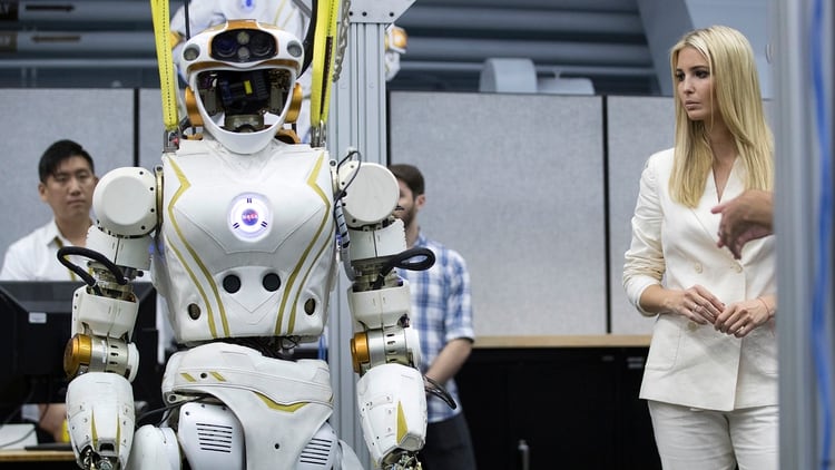 Ivanka Trump mirando un robot durante un tour en el centro de la Nasa, Houston.