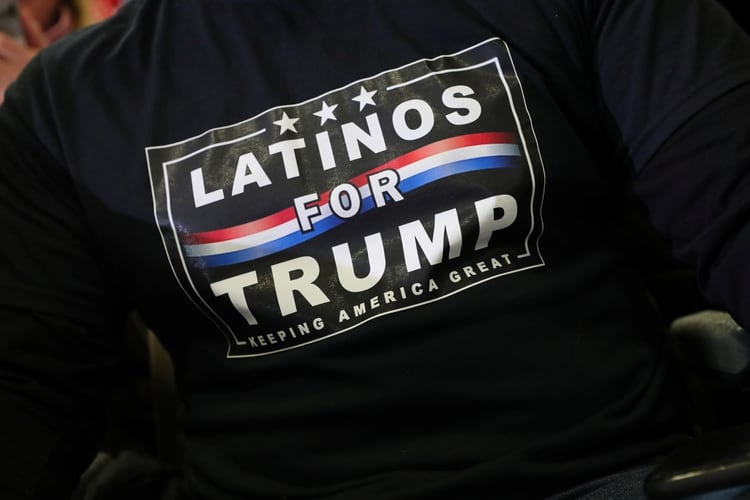 El 30% de los votantes hispanos que aprueban a Trump incluye un 23% que lo aprueba mucho. (REUTERS/Jeenah Moon)