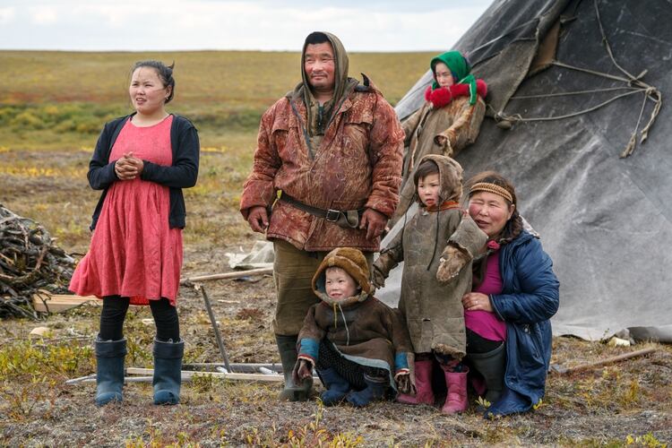 Una familia de la etnia nenet en la península de Yamal, en el norte del país (Shutterstock)