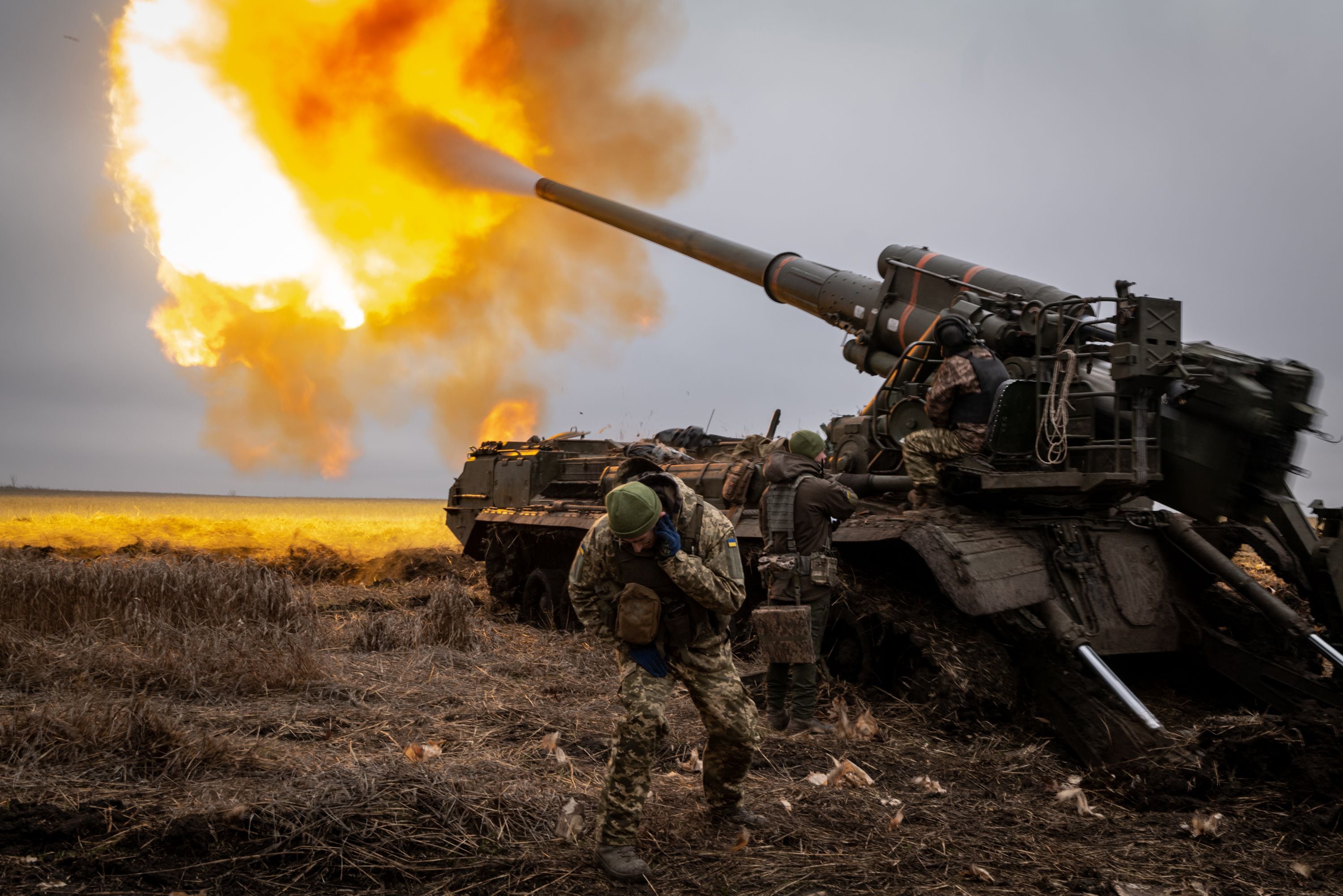 ARCHIVO - Soldados ucranianos disparan contra fortificaciones rusas en el interior de la ciudad de Kreminna, Ucrania (Nicole Tung/The New York Times)