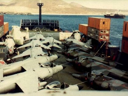 Los aviones Harrier y Sea Harrier embarcados en la Isla Ascensión y que operaron en mayo desde el mercante.