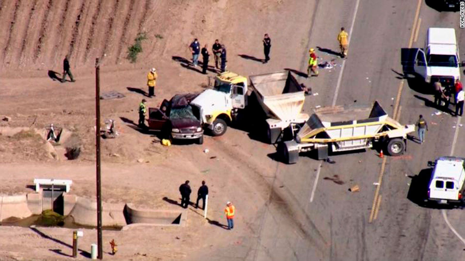 accidente entre un camión y un vehículo sobrecargado hoy en California
