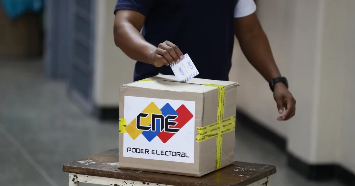 Despite Chavismo-promoted changes to the CNE, the Venezuelan opposition approved holding primaries.