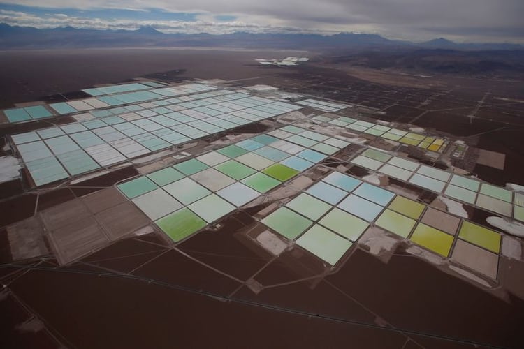 FOTO DE ARCHIVO. Imagen aérea de piscinas de salmuera de la minera SQM en el desierto de Atacama, en el norte de Chile. 10 de enero de 2013. REUTERS/Iván Alvarado.