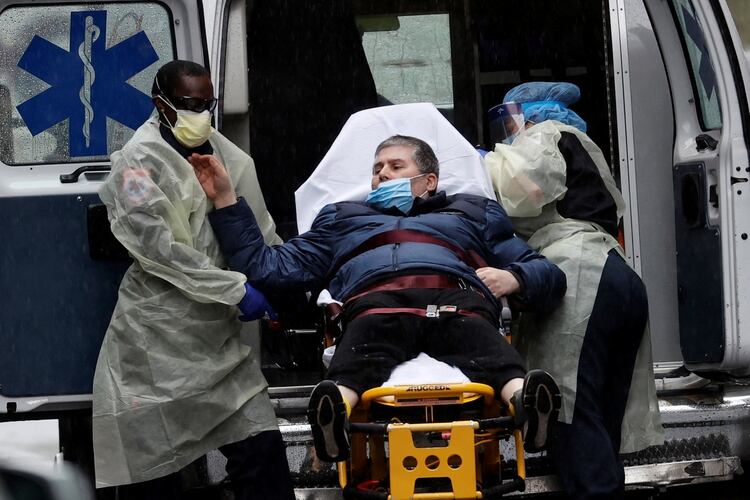 Un paciente es transportado en la entrada de emergencia del Hospital Mount Sinai en Manhattan, el 13 de abril de 2020. (REUTERS/Mike Segar)