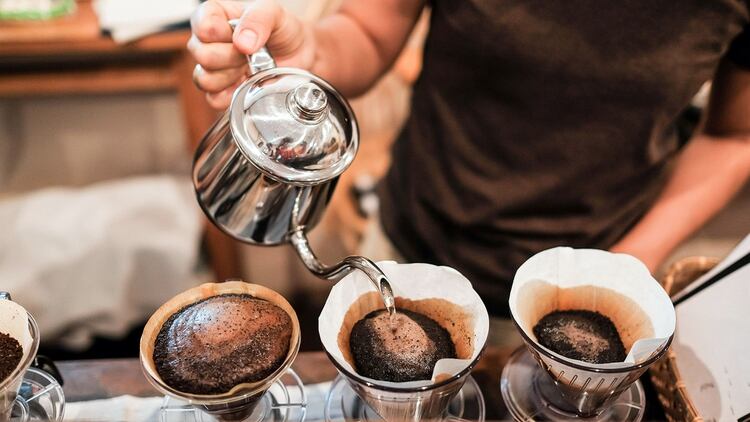 Aunque algunos participantes en el estudio bebían 25 tazas al día, el consumo promedio entre el grupo con mayor consumo de café fue de cinco tazas al día (Shutterstock)