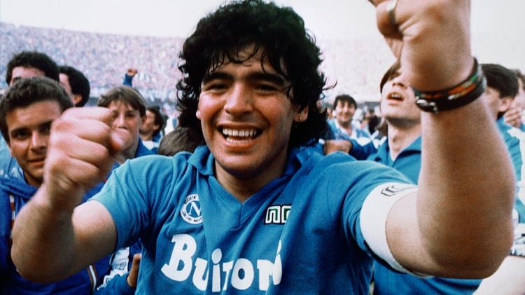 Diego Armando Maradona festejando en Nápoles, el 10 de mayo de 1987 (AP Photo/Massimo Sambucetti, File )