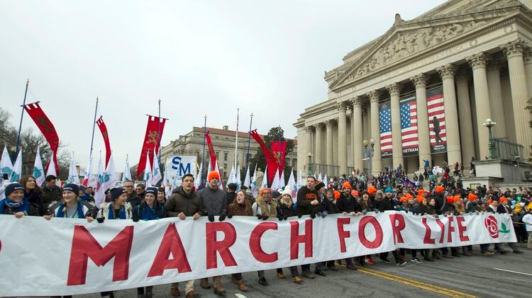 Activistas contra el aborto marchan hacia la Corte Suprema de los Estados Unidos durante la Marcha por la Vida en Washington el viernes 18 de enero de 2019. (Foto AP / José Luis Magana)