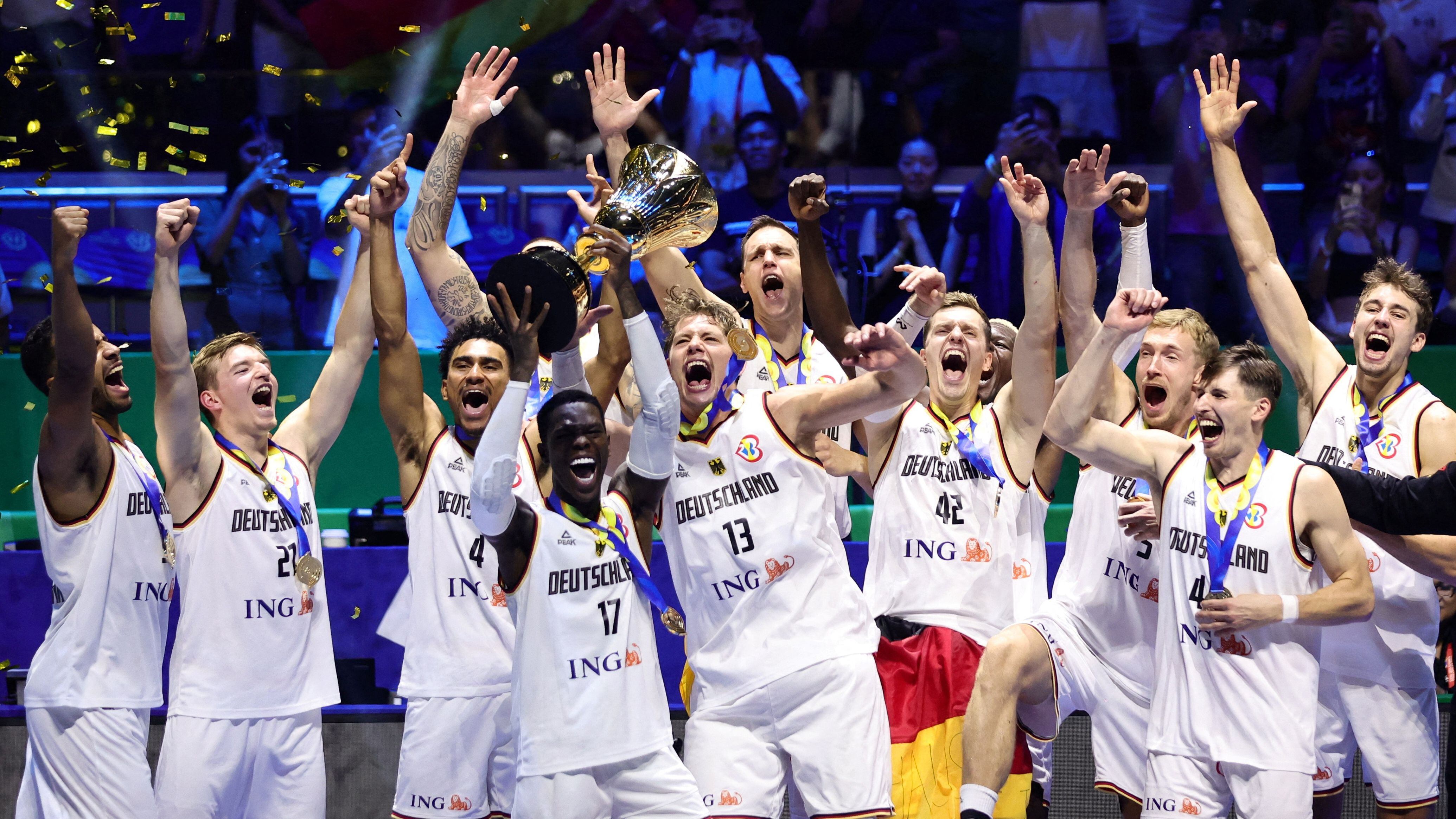 Los alemanes celebraron con el trofeo (REUTERS/Eloisa Lopez)