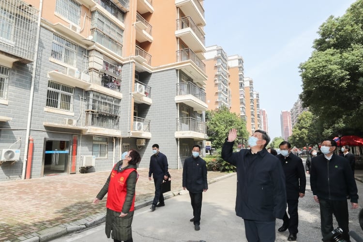 El jefe del régimen chino, Xi Jinping, pasea por las calles de Wuhan mientras permanecía en cuarentena, casi dos meses después de que se iniciara en brote en aquella ciudad de la provincia de Hubei (Reuters)
