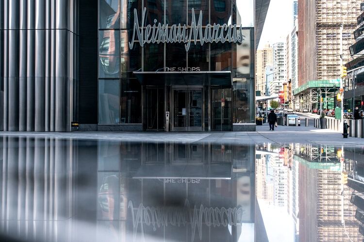 Una de las tiendas Neiman Marcus en New York, cerrada por el coronavirus (Reuters)