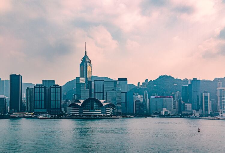 Hong Kong se beneficia de su condición de centro financiero global, su proximidad y sus vínculos comerciales con China, y sus estrechos vínculos con Europa y los Estados Unidos