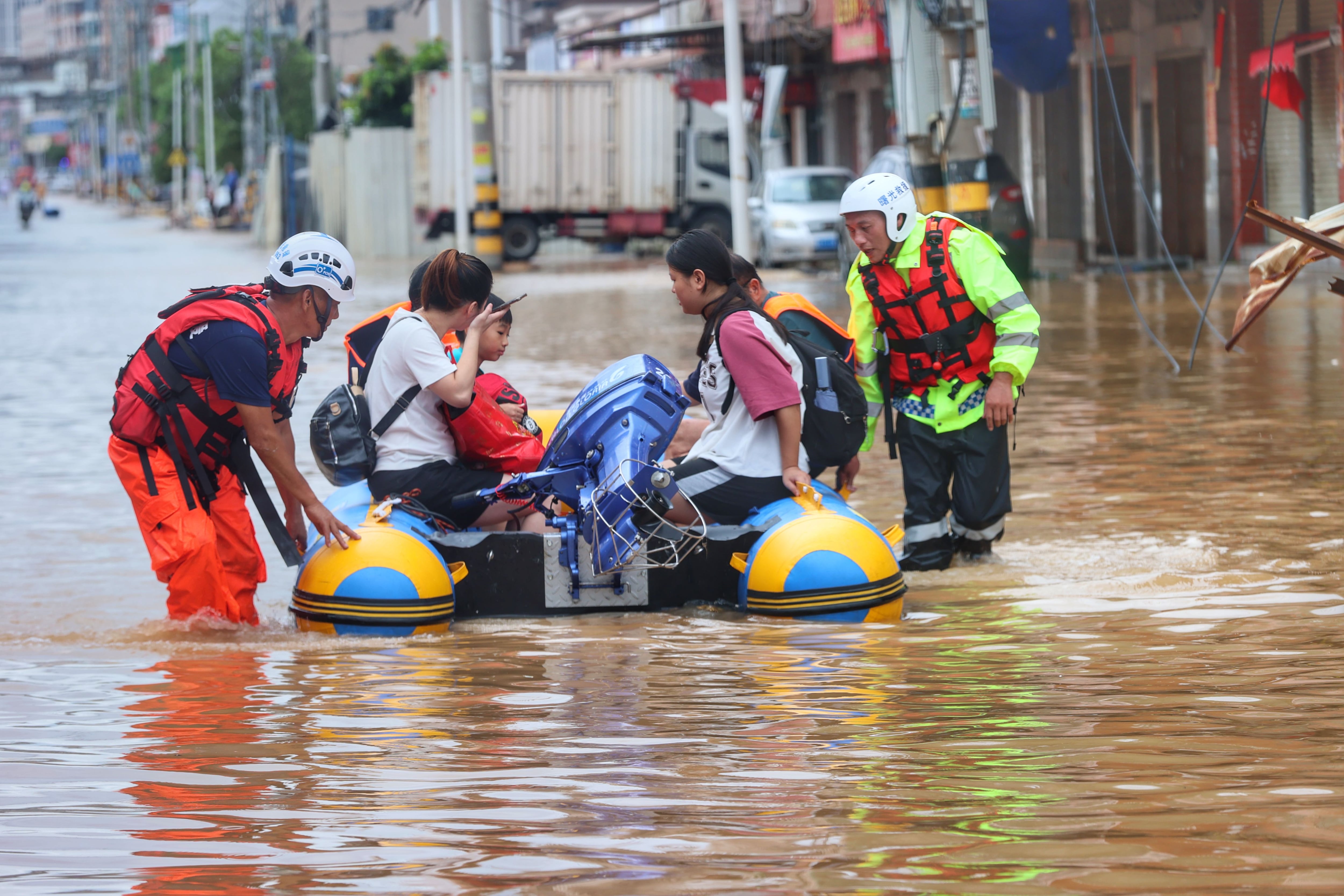 Miembros de un equipo de rescate civil trasladan a personas atrapadas por las inundaciones con un bote de goma en Quanzhou, provincia de Fujian, en el sureste de China, el 29 de julio de 2023. Europa Press/Contacto/Zhou Yi
