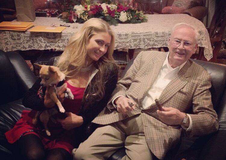 Paris Hilton junto a su abuelo, en una postal navideña publicada en Instagram