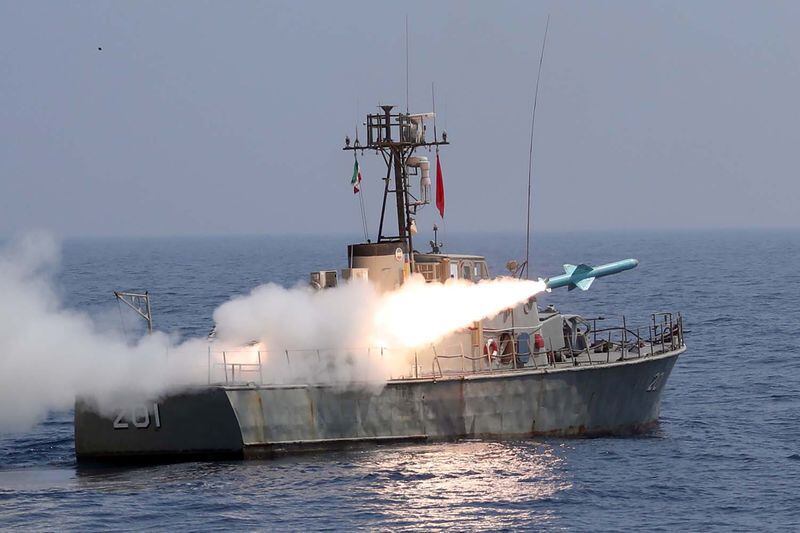 Un misil es lanzado durante el ejercicio militar anual de Irán en el Golfo de Omán (West Asia News Agency vía REUTERS)