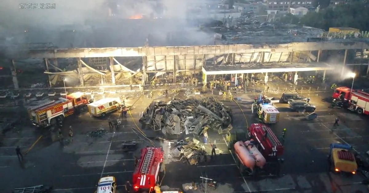 Schockierende Videos, die den Abriss eines ukrainischen Einkaufszentrums nach dem russischen Bombenangriff zeigen