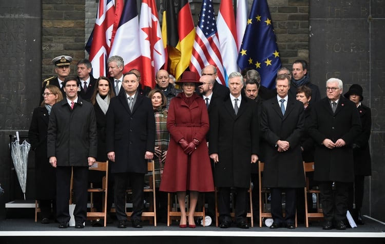 En primera fila, de izquierda a derecha, el secretario de Defensa de Estados Unidos, Mark Esper; el presidente de Polonia Andrzej Duda; la reina Matilde y el rey Felipe de Bélgica; el Gran Duque Enrique de Luxemburgo; y el presidente de Alemania, Frank-Walter Steinmeier (JOHN THYS / AFP)