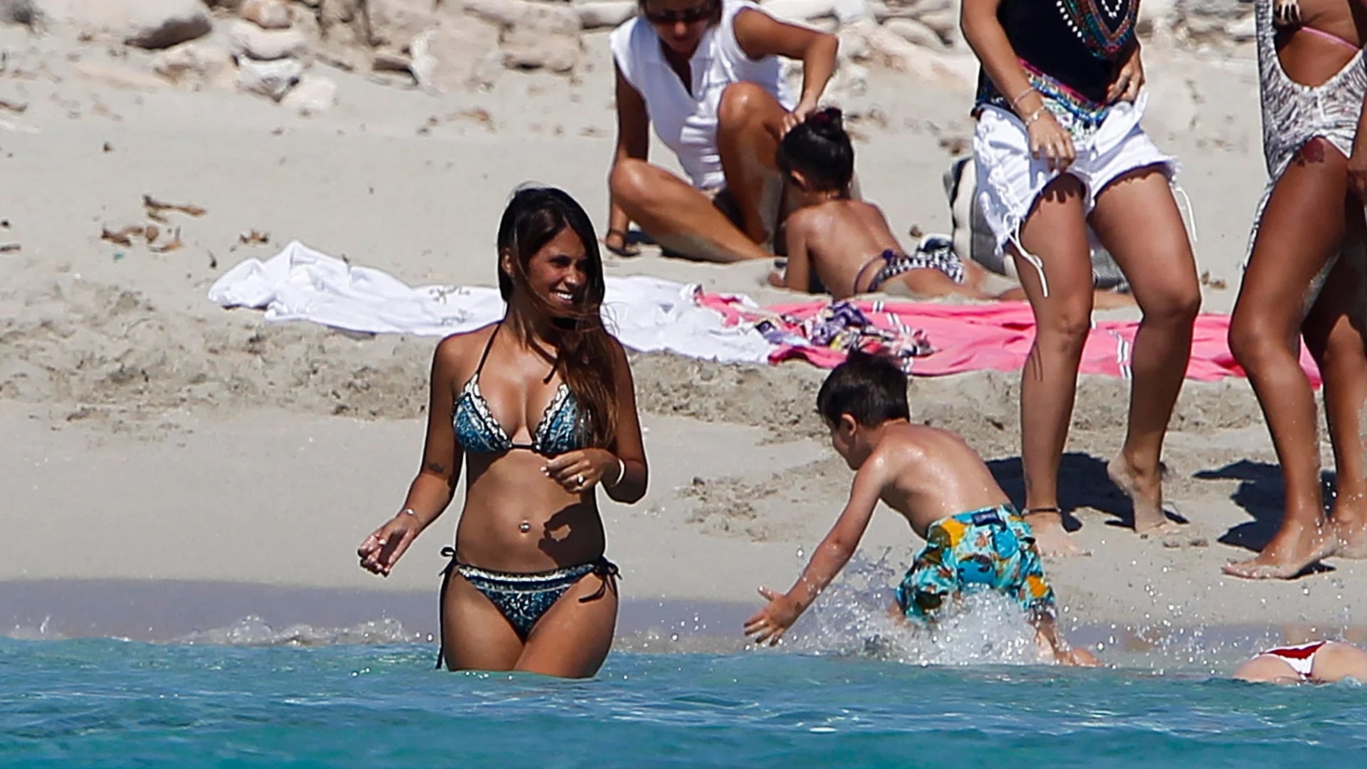 Antonella Roccuzzo se divirtió con sus hijos en las playas de Ibiza (Grosby)