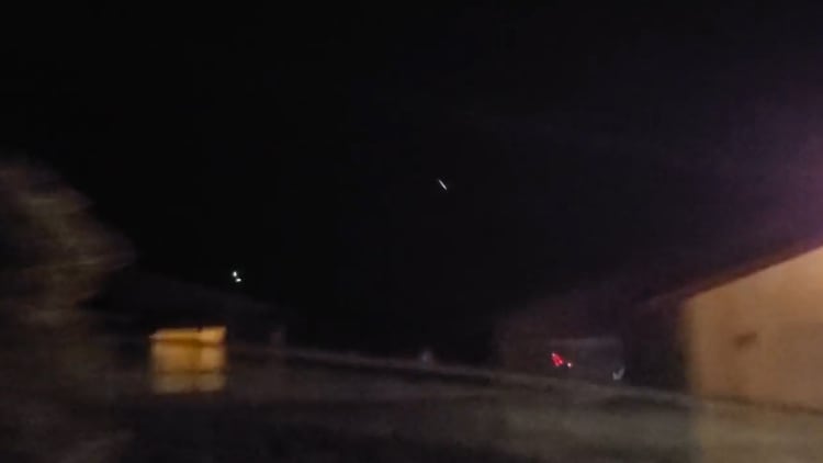 Una cometa o un drone con una luz led podrían ser explicaciones para lo que vio el grupo de amigos sobre el desierto de California (Foto: captura de pantalla video de Youtube @Crazy’sCodyCreatures)