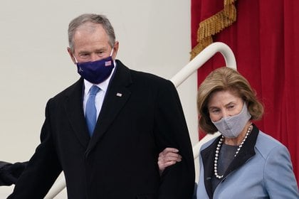 El expresidente de Estados Unidos George W. Bush y su esposa Laura. REUTERS/Kevin Lamarque