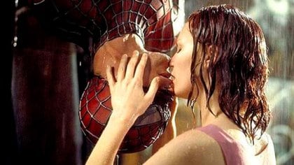 Un beso que casi ahoga a Tobey Maguire en “Spider-Man”