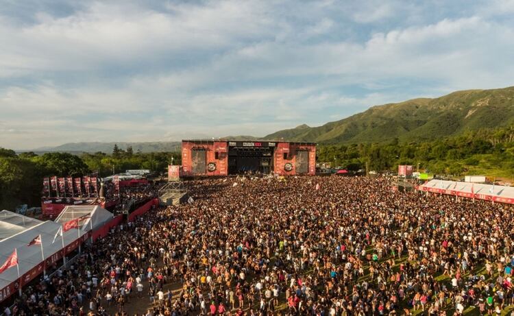 Una multitud entre las sierras, cautiva por el rock. 55 mil personas presenciaron la jornada del domingo; 120 mil hubo entre los dos días (Cosquín Rock / Sepia Foto Agencia)